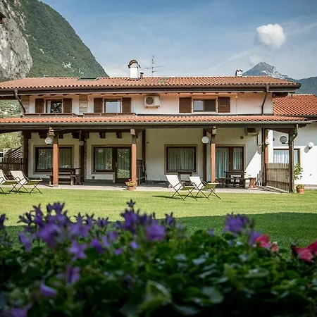 مزرعة للإقامة Agritur Comai